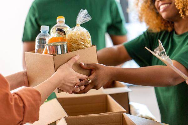 People volunteering.